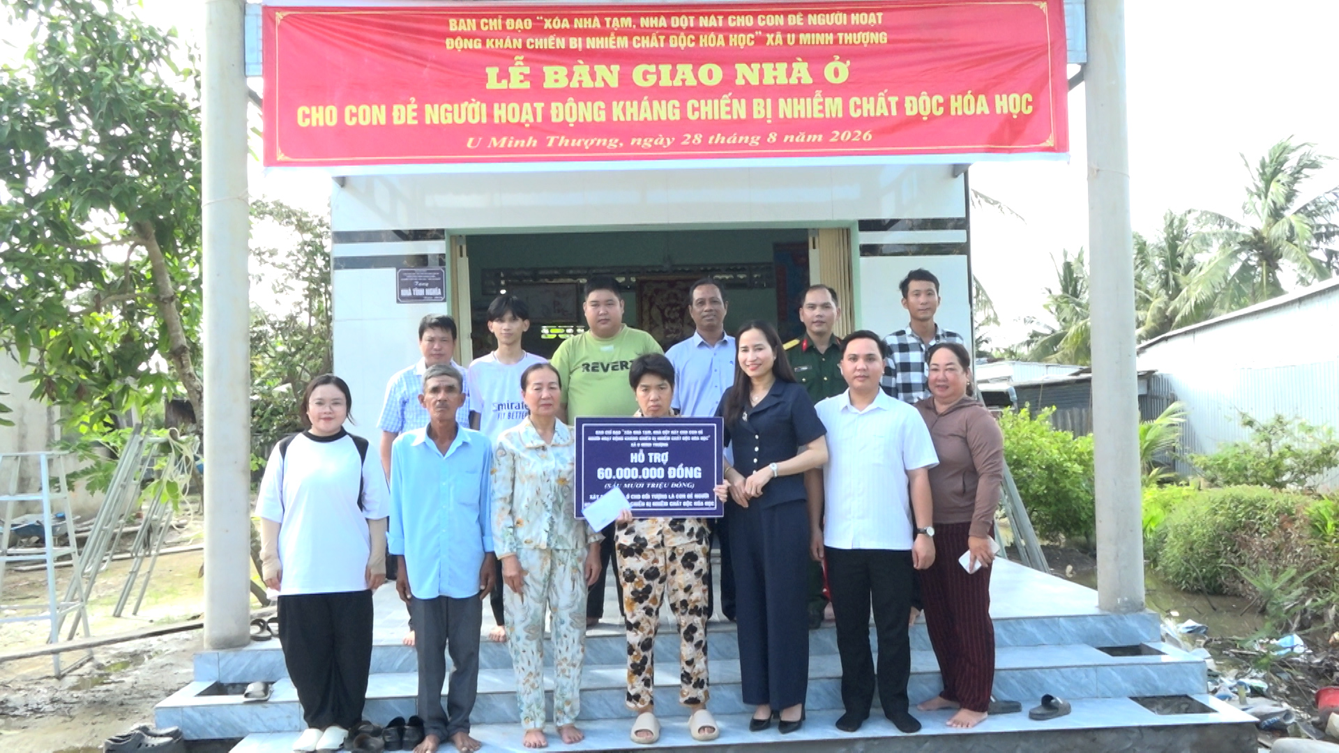 Ảnh: Bà Dương Thúy Hằng ( đứng thứ ba từ phải sang) - Phó chủ tịch UBND xã trao nhà cho bà Phan Thị Nĩ, ấp Minh Hưng